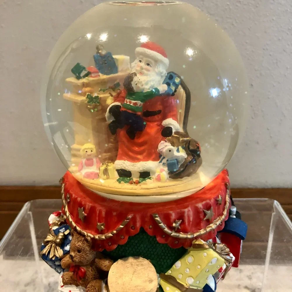 Belk Holiday Home Accents Musical Water Snow Globe Santa Presents New NIB